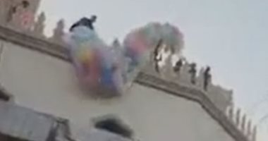 سقوط شاب من أعلى مسجد أثناء القاء البالونات على المصلين في سوهاج.. فيديو