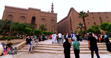 بسيلفى وبلالين..الآلاف يحتفلون عقب أداء صلاة عيد الأضحى بمسجد السلطان حسن..صور