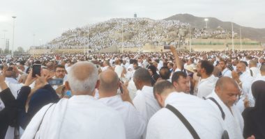 حجاج بيت الله الحرام من الجمعيات الأهلية يواصلون رمى الجمرات.. صور