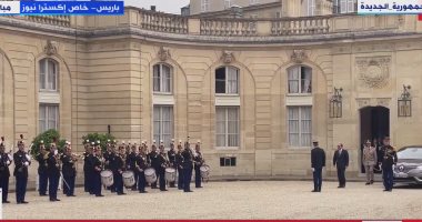 ماكرون يستقبل الرئيس السيسي لدى وصوله قصر الإليزيه