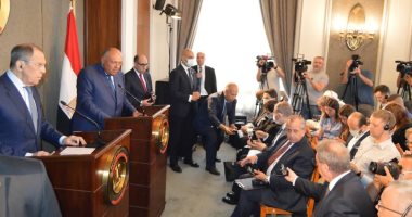 لافروف: الولايات المتحدة تنصب نفسها زعيمة للعالم وتتدخل فى العلاقات بين الدول لافروف: الولايات المتحدة تنصب نفسها زعيمة للعالم وتتدخل فى العلاقات بين الدول