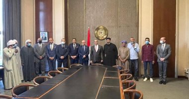 أسر ضحايا حرائق قبرص يتسلمون التعويضات القبرصية لهم فى مقر "الخارجية"