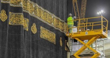 صيانة جدار الكعبة المشرفة وتركيب المذهبات استعدادا لتبديل الثوب الجديد.. صور
