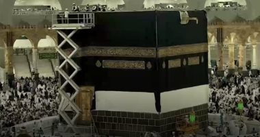 شئون الحرمين الشريفين ترفع كسوة الكعبة المشرفة لاستبدالها.. صور