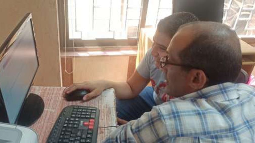 أحد الطلاب بمعامل التنسيق .. أرشيفية