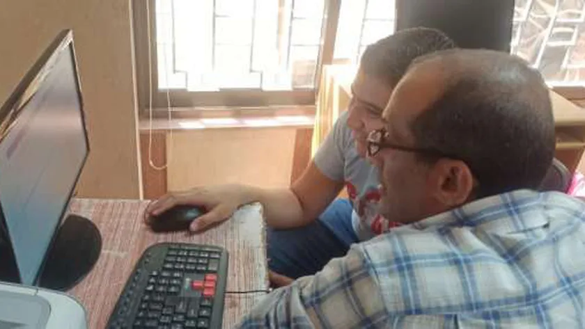 أحد الطلاب بمعامل التنسيق