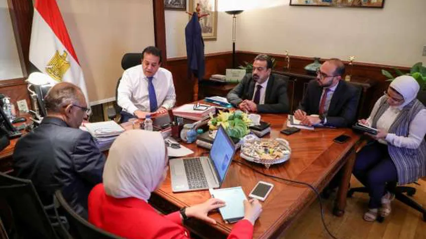 وزير الصحة يجتمع مع نائبه لشئون السكان