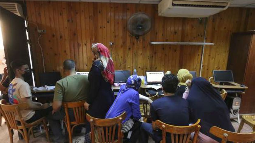 الطلاب أثناء تسجيل رغباتهم بمعامل التنسيق - أرشيفية