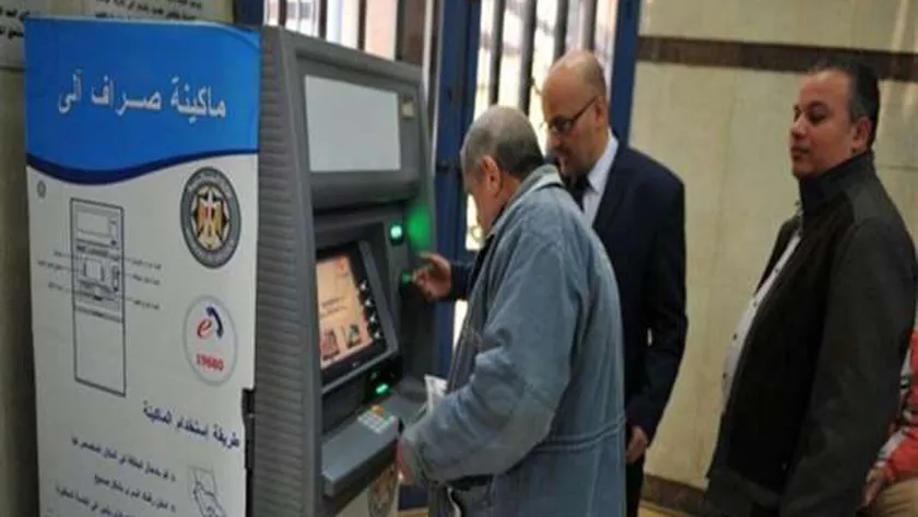 مواطنون أثناء صرف المعاشات.. صورة تعبيرية