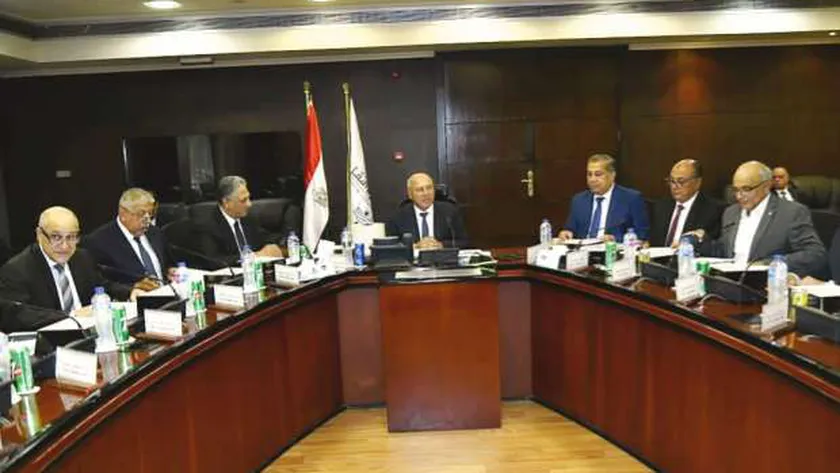 وزير النقل خلال ترأسه اجتماع الشركة القابضة للطرق والكباري