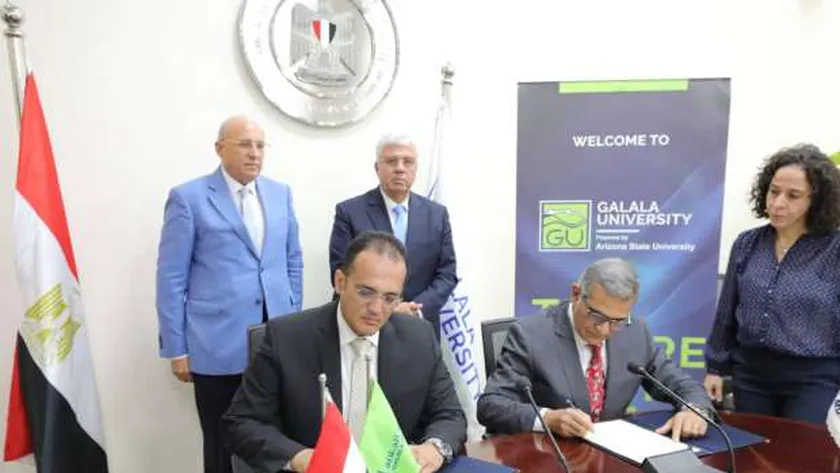 جانب من التوقيع