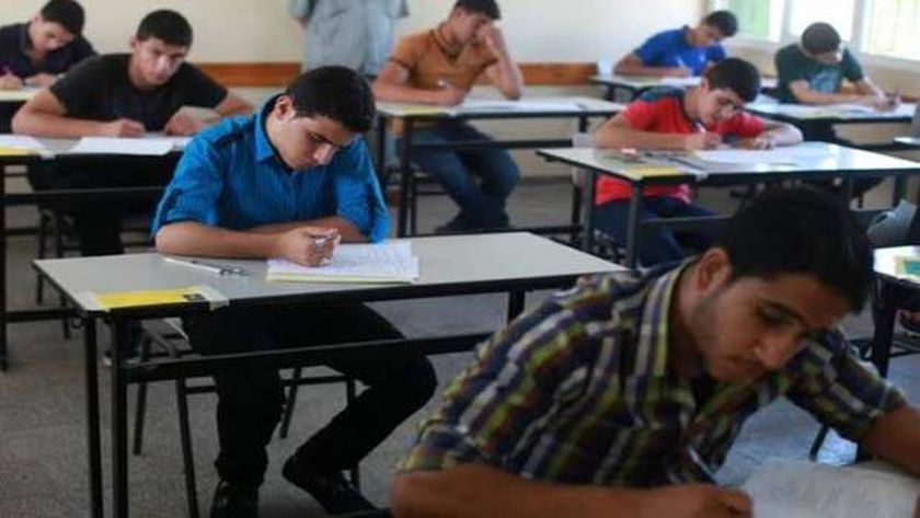 طلاب الثانوية العامة يؤدون امتحانات الدور الثاني