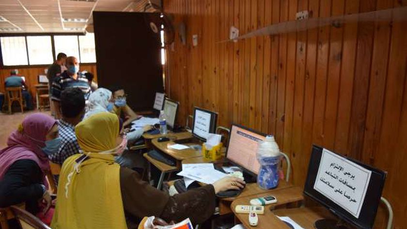 الطلاب يسجلون رغباتهم في معامل التنسيق - صورة أرشيفية