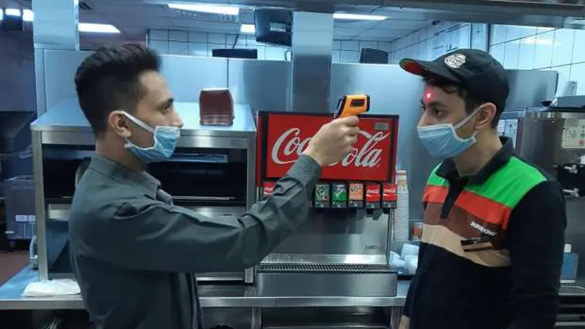 قياس درجة الحرارة لرواد المطاعم السياحية - أرشيفية