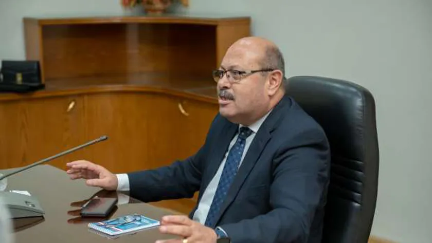 «إميل حلمي» يشدد على الالتزام بالجداول الزمنية لإنهاء المشروعات