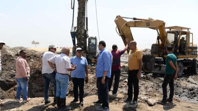 قيادات شركة المياه خلال إصلاح الكسر المفاجئ