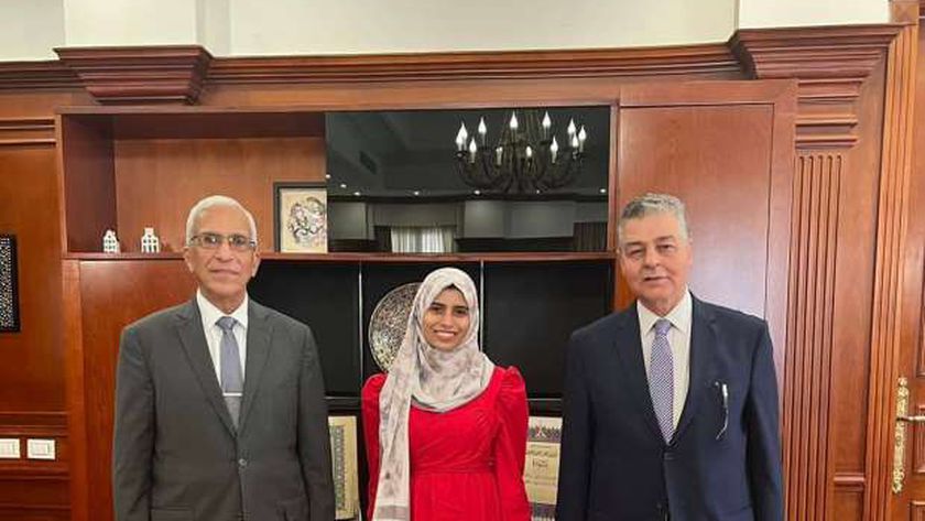 الطالبة زينب أكرم حسن حميدة الأولى بالثانوية العامة