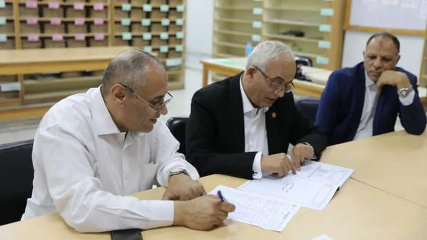 وزير التربية والتعليم يتابع تظلمات الثانوية العامة