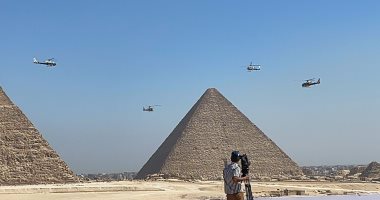 شاهد تشكيل مصرى من طائرات الهليكوبتر يزين سماء الأهرامات