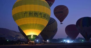 رحلات البالون الطائر بالأقصر تجذب سياح العالم.. صور