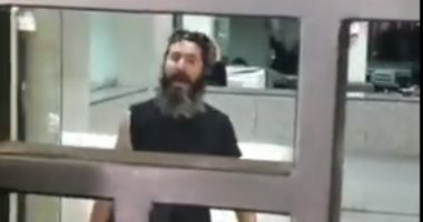 محتجز الرهائن داخل مصرف فى العاصمة بيروت يسلم نفسه للشرطة اللبنانية