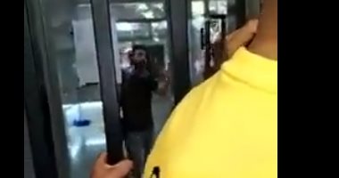 العربية: خروج عدد من الرهائن المحتجزين داخل البنك وسط بيروت العربية: خروج عدد من الرهائن المحتجزين داخل البنك وسط بيروت