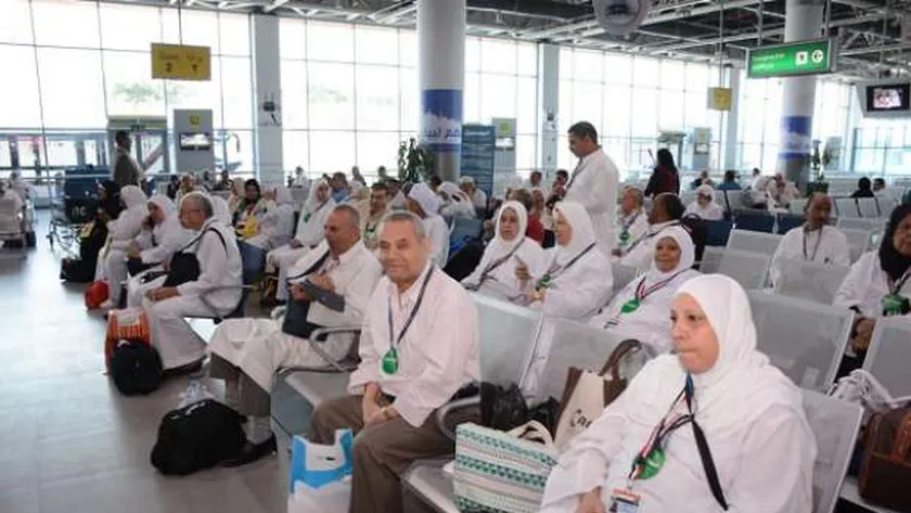 معتمرن مصريون في انتظار السفر لأداء العمرة