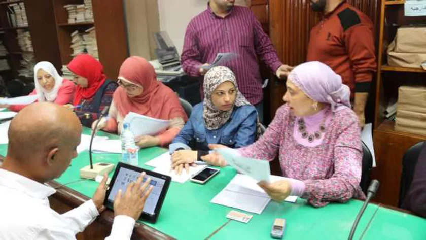 جانب من إجراءات تحديث بيانات الحاصلين على مؤهل أعلى