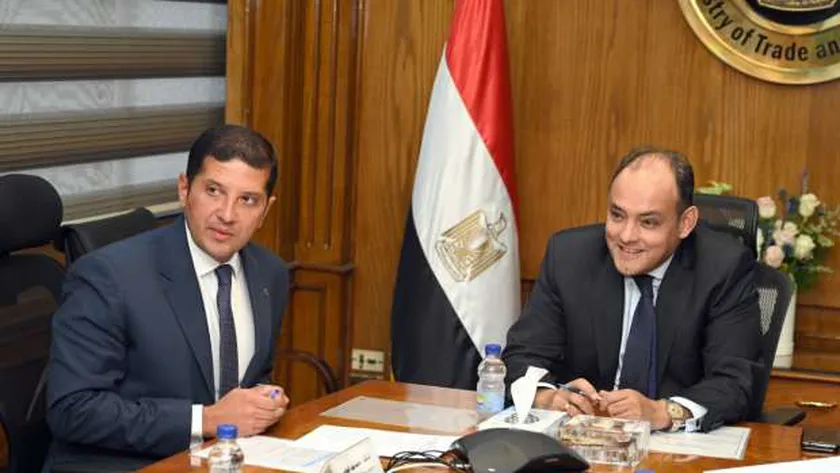 جانب من اجتماع وزير الصناعة