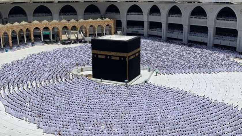 معتمرون خلال ادائهم مناسك العمرة هذا العام