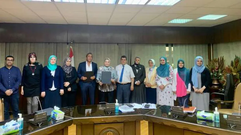 المهندسة صباح مشالي رئيس الشركة المصرية لنقل الكهرباء خلال توقيع العقود