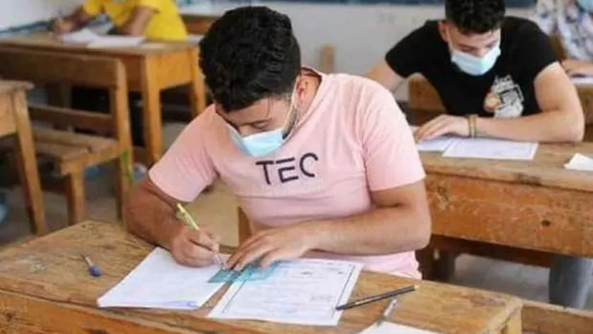 طلاب يؤدون الامتحانات- صورة أرشيفية