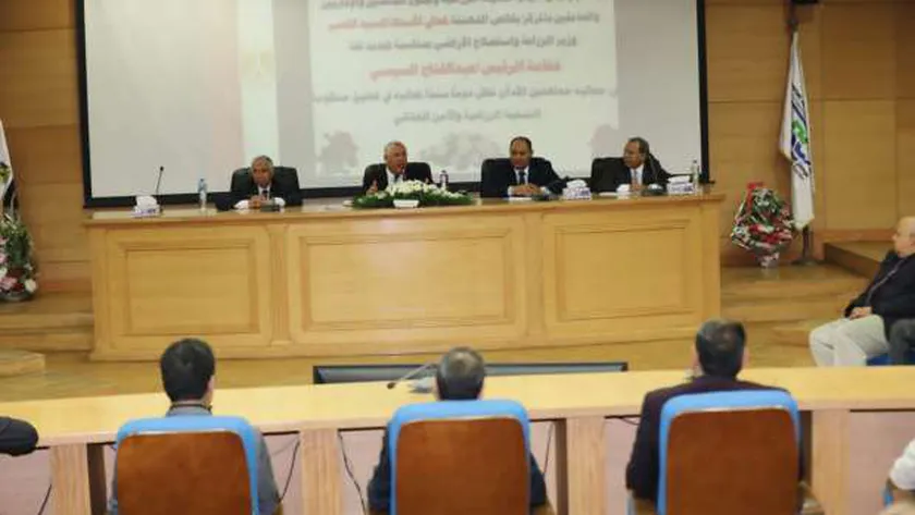 وزير الزراعة خلال اجتماعه بقيادات الوزارة