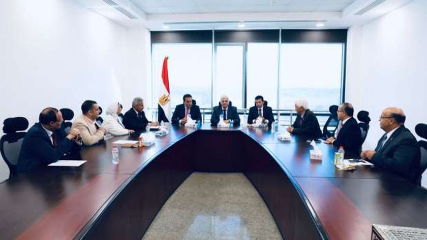 وزير التعليم العالي يناقش استعدادات استضافة كأس العالم للإسكواش 2022