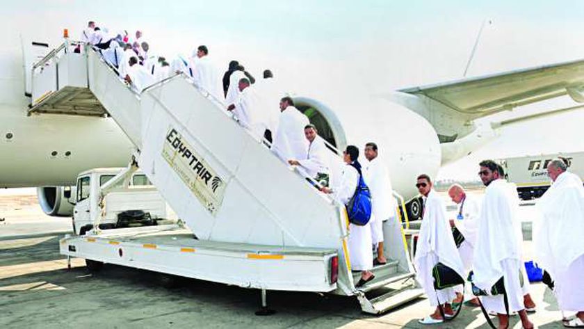 معتمرين مصريين خلال سفرهم لاداء  العمرة  "أرشيفية "