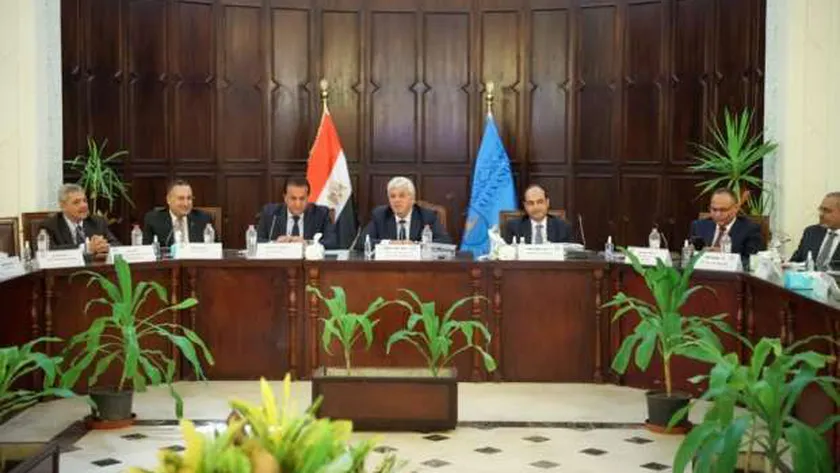 تكريم الدكتور خالد عبد الغفار من وزير التعليم العالي والمجلس الأعلى للجامعات