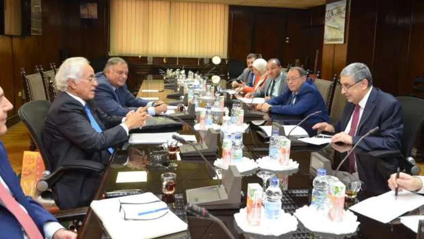 وزير الكهرباء خلال لقائة بالشركات اليونانية