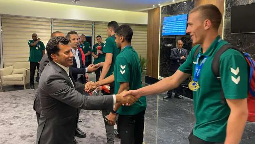 وزير الرياضة يسلم على لاعبي اليد
