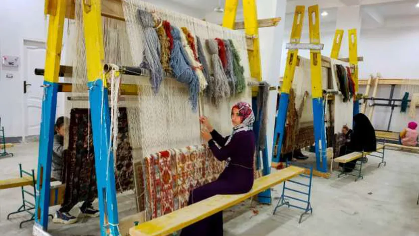 «حياة كريمة» ساعدت السيدات على العمل فى الحرف اليدوية والتراثية