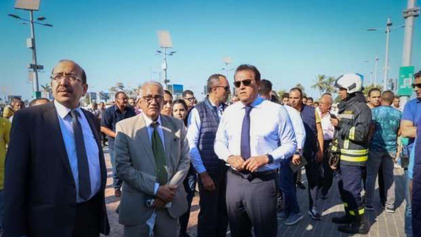 وزير الصحة يقطع زيارته للمنشآت الطبية بالإسكندرية لمتابعة حريق كارفور