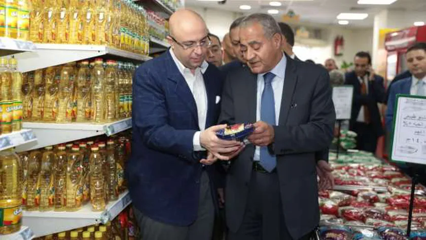 وزير التموين في أحد المجمعات الاستهلاكية