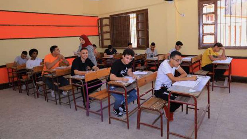 طلاب يؤدون الامتحانات- صورة أرشيفية