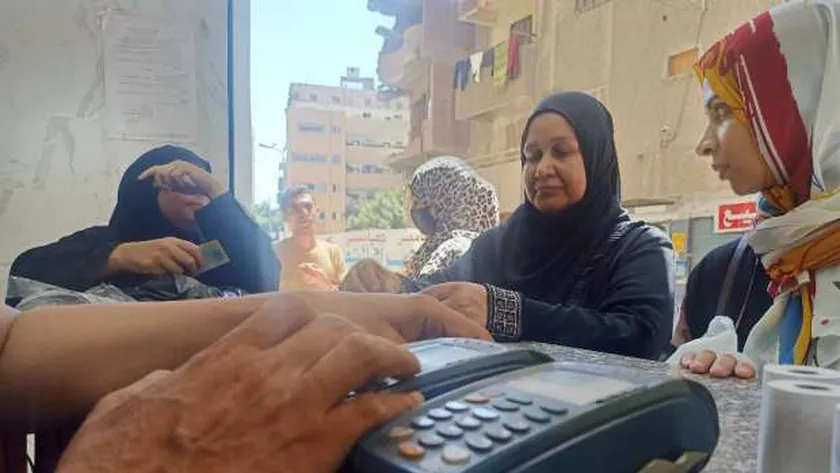 مواطنون أثناء صرف السلع التموينية