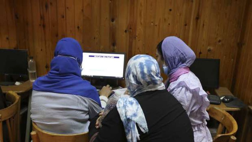 الطلاب أثناء تسجيل رغباتهم بمعامل التنسيق - أرشيفية