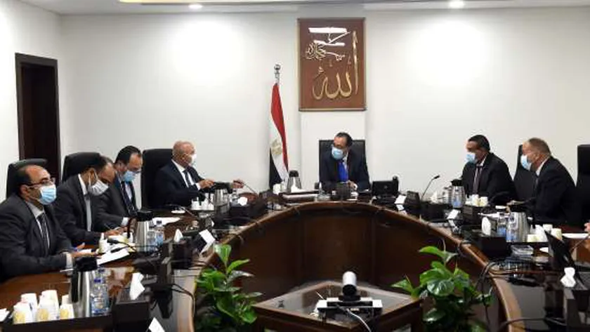 رئيس الوزراء يتابع الإجراءات التنفيذية للقضاء على المواقف العشوائية