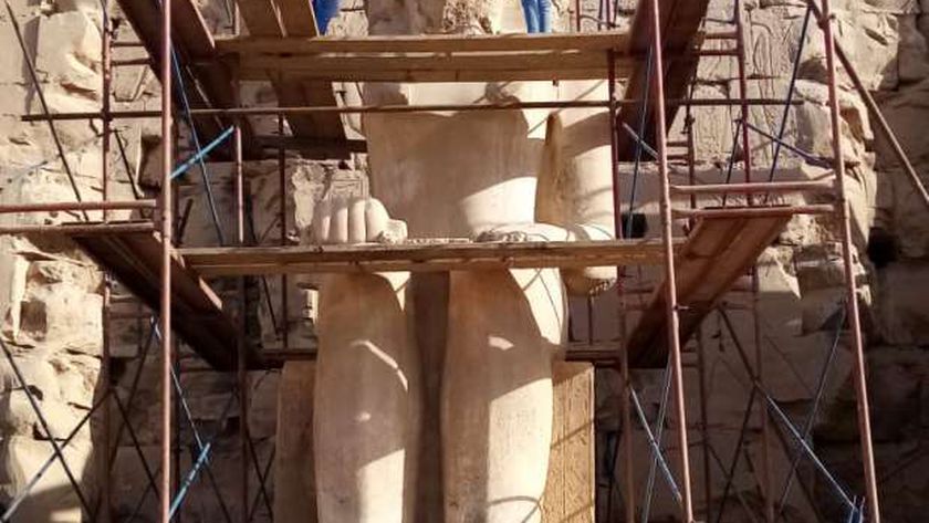 الانتهاء من ترميم تمثال الملك تحتمس الثاني بمعبد الكرنك