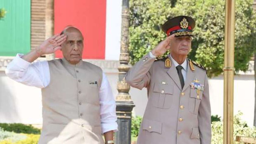 وزير الدفاع يلتقي نظيره الهندي.. وتوقيع مذكرة لتعزيز التعاون العسكري