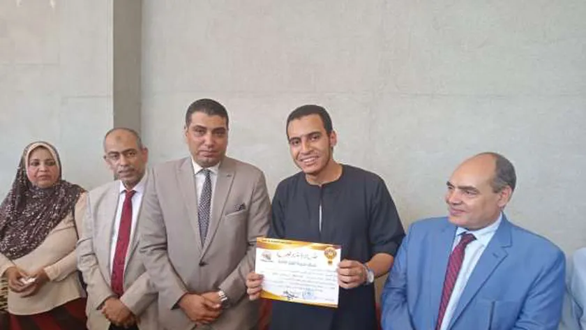 تسليم الشهادات