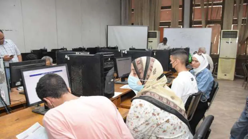 تنسيق المرحلة الثالثة 2022 - صورة أرشيفية لطلاب يسجلون رغباتهم