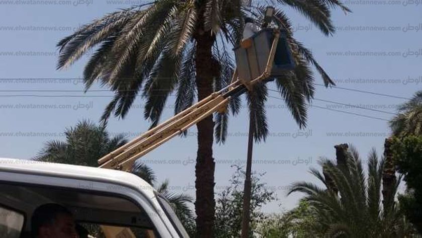 تركيب كشافات موفرة جديدة في الشوارع